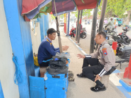 Polantas Menyapa di Pasar Srimangunan: Satlantas Polres Sampang Sambangi Tukang Jahit Sepatu