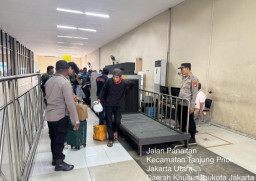 Polres Priok, Berikan Imbauan Penumpang & Amankan  Debarkasi Kapal KM. Nggapulu dari Surabaya. 