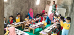 Babinsa Curahdami Kawal Penyaluran Makanan Bergizi Gratis kepada 1. 583 Siswa Tngkat Paud Sampai Dengan SMA