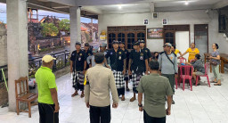 Wujudkan Tertib Administrasi, Bhabinkamtibmas Dampingi Pendataan Penduduk Non-Permanen di Banjar Laplap Tengah