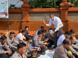 Momentum Purnama Kalima, Polres Bandara Ngurah Rai Laksanakan Binrohtal Bersama Personel Hindu
