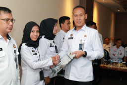 Apresiasi Atas Dedikasi, Dua Pegawai Lapas I Madiun Terima Penghargaan Wira Wibawa Dharmesti Pratama dari Kakanwil 