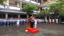 Kapolsek Dentim Jadi Irup di SMK PGRI 3 Denpasar, Ajak Siswa Teladani Semangat Pahlawan dan Disiplin Diri