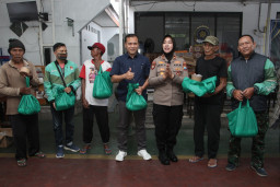 Sinergi Peduli, Lapas I Madiun dan Kapolsek Mangunharjo Gelar Bakti Sosial Peringati Hari Bakti Kemenimipas ke-1