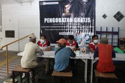 Momentum Hari Bakti Kemenimipas, Lapas I Madiun Dorong Kesehatan Masyarakat Lewat Pengobatan Gratis