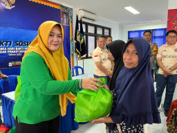 Peringati Hari Bakti Kementerian Imigrasi dan Pemasyarakatan, Lapas Narkotika Pamekasan Berbagi 75 Paket Sembako