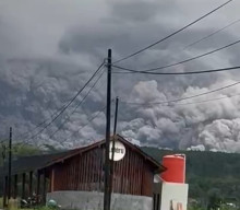 Erupsi Sore Hari, Gunung Semeru Luncurkan Awan Panas Hingga Menerjang Aliran Besuk Kobokan