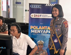 Personel Satpas SIM Polresta Denpasar Dampingi Pemohon Saat Ujian Teori