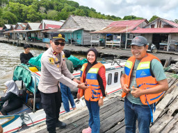 Cuaca  Ekstrim, Polsek PMK Perbantukan Jaket Kepada Nelayan Kepulauan Karimata Serta Berikan Himbauan