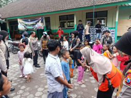 Polres Lumajang Lakukan Trauma Healing, Anak - anak Pengungsi Semeru Kembali Ceria