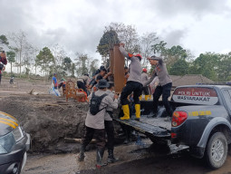 Polda Jatim Bantu Warga Evakuasi Barang Berharga di Tengah Erupsi Gunung Semeru