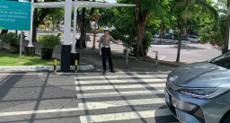 Polisi Bandara Siaga, Arus Kendaraan di Keberangkatan Domestik Bandara Ngurah Rai Tetap Lancar