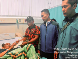 Pekerja TAD Haleyora Powerindo PLN UIP JBTB Tunjukkan Solidaritas, Jenguk Mantan Rekan Kerja yang Dirawat di RS UNAIR