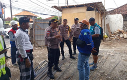Lakukan Giat Sambang Kamtibmas, Kapolsek Dentim Sapa Buruh Proyek Unmas dan Beri Arahan Keamanan