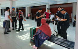 Tingkatkan Keamanan, Polres Bandara Gelar Patroli Humanis di Terminal Domestik