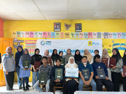 Wujud Kepedulian, YBM PLN UIP JBTB Biayai Penebusan Ijazah Puluhan Alumni SMK Wonokromo
