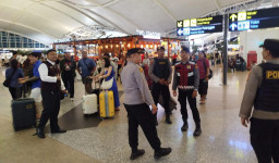 Polres Bandara Ngurah Rai Sambut Wisatawan Lewat Patroli Humanis di Terminal Internasional