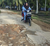 Ruas Jalan Kayong Utara Desa Penjalaan Rusak Berat, Warga Minta Pemerintah Segara Perbaiki