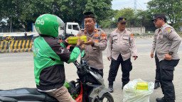 Polres Priok, Gelar Jum’at Berkah Peduli Berikan Makanan Ojol, Buruh, dan Sopir