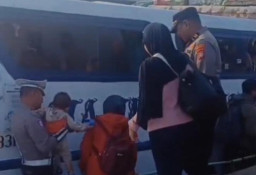 Polres Priok Layani & Amankan Akses Wisata Kepulauan Seribu di Dermaga Kali Adem Muara Angke”