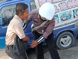 Polisi Sampang Berhati Mulia: Bantu Tuna Netra Tukang Pijat Cari Alamat