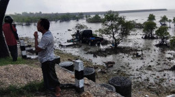 Pick Up Terjun ke Laut di Camplong, Sopir Luka Usai Mobil Oleng Saat Hujan Deras