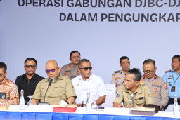 Kapolres Priok Pimpin Pengamanan Konferensi Pers, Polri-Bea Cukai Ungkap Modus Ekspor Ilegal 87 Kontainer Produk Turunan
