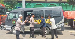 Baglog Polres Priok, Gelar Jum’at Berkah Peduli Berikan Makanan Buruh, Sopir, Satpam, Kernet”