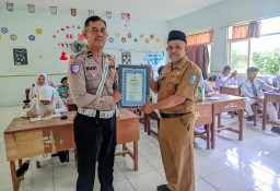 Satlantas Polres Sampang Gelar "Police Goes to School", Edukasi Tertib Lalu Lintas dan Nobatkan Duta Lantas
