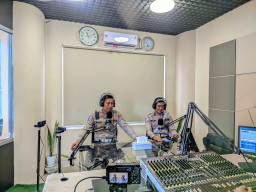 Gencarkan Keselamatan di Jalan, Satlantas Polres Sampang Gelar Sosialisasi Ops Zebra Semeru 2025 Lewat Radio