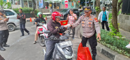 Polsek Kembangan Gelar Bakti Sosial: Ratusan Paket Nasi Dibagikan ke Ojol dan Buruh Kasar