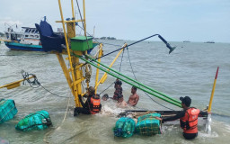Gelombang Tinggi Tenggelamkan Kapal di Sampang, Evakuasi KM. Mulya Terkendala Cuaca