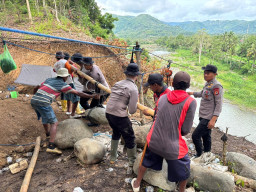 Polri Gerak Cepat Respon Pidato Presiden, Satbrimobda Sulsel Bangun Jembatan Gantung di Soppeng
