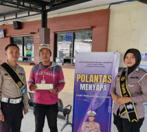 Anggota Samsat Surabaya Utara Tunjukkan Pelayanan Humanis kepada Wajib Pajak