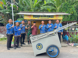 Lapas Narkotika Pamekasan Salurkan Gerobak Sampah dalam Kegiatan Pengabdian KEMENIMIPAS untuk Negeri