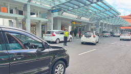 Satlantas Polres Bandara Ngurah Rai Perketat Pengaturan Lalin, Arus Kendaraan Tetap Lancar di Terminal Domestik
