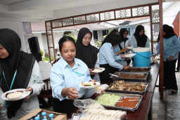 Kenalkan Menu Sehari-Hari WBP, Kalapas Ajak Makan Bersama Peserta Magang Nasional Batch II Rasakan Masakan Dapur Lapas