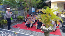 Purnama Kanem, Personel Polsek Dentim Gelar Persembahyangan Bersama