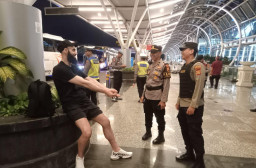 Ciptakan Rasa Aman, Polres Bandara Gencarkan Patroli Humanis di Area Terminal Internasional 