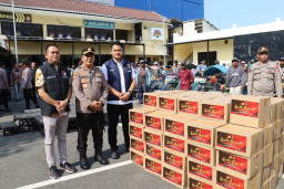 Sambut HUT Reserse ke-78, Polres Pelabuhan Tanjung Perak Bagikan Ratusan Sembako ke Tukang Becak