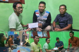YBM PLN UIP JBTB dan Karyawan TAD Beri Santunan Saat Takziah ke Keluarga Sutiyo