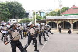 Kapolres Pelabuhan Tanjung Perak Pimpin Latihan Dalmas, Tunjukkan Empati Pada Anggota