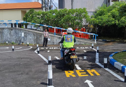 Petugas Satpas SIM Polresta Denpasar Berikan Pendampingan Humanis kepada Pemohon Saat Ujian Praktek Mengemudi