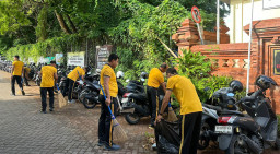 Personel Polres Bandara Ngurah Rai Gelar Aksi Bersih-Bersih Lingkungan Mako