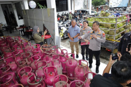 Polrestabes Surabaya Amankan 4 Orang Praktik Oplosan LPG 3 Kg ke 12 Kg