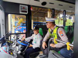 Polres Gresik Gandeng Dishub Gelar Ramcheck Armada Bus Jelang Nataru