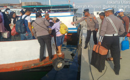 Polri Hadir Untuk Masyarakat Berikan Pelayanan Dan Pengamanan Wisatawan Ke Pulau Seribu"