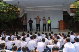 Kapolres Priok Beri Arahan Anti Kenakalan Remaja dan anti Anarkisme di SMPN 261 Muara Angke"