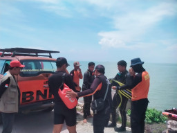 Kapal Nelayan 7 Meter Tenggelam di Sampang, Proses Evakuasi Berlangsung Tegang