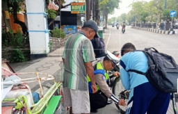Patroli Humanis: Bripka Imam Kholid Sulap Tugas Piket Jadi Bengkel Dadakan di Simpang Perintis